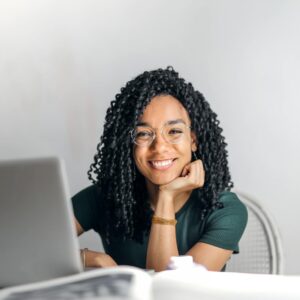 Como uma mãe pode ganhar dinheiro online sem aparecer?